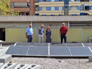 Julia Climent y Santiago Ballester visitan la instalación fotovoltaica del Mercado de Benicalap